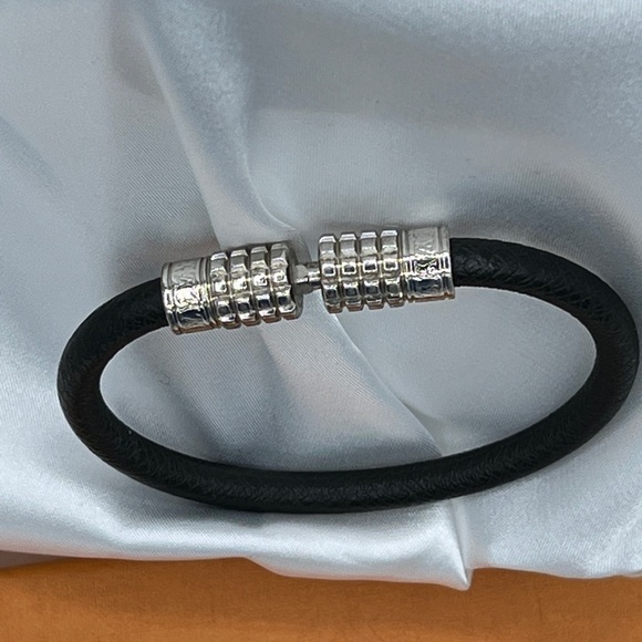 NEW ARRIVAL UNISEX LOUIS VUITTON Brass Digit Taiga Wrap Bracelet Black - Picture 3 of 4